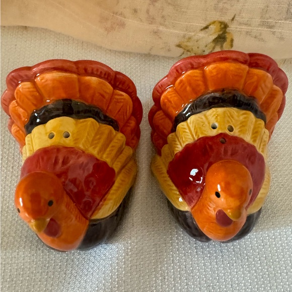 New/Open Box Hand Painted Turkey Salt & Pepper Shaker - Thanksgiving, Holidays - Picture 7 of 15
